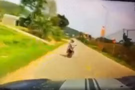 Xe bán tải lấn làn tông xe máy khiến 2 phụ nữ tử vong 