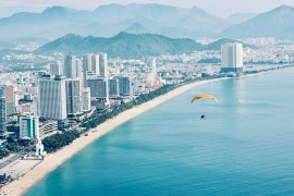 Bay dù lượn ngắm phố biển Nha Trang từ trên cao 