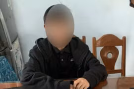 'Đạo chích' trèo lên mái nhà, phá hủy la phông đột nhập cửa hàng điện thoại