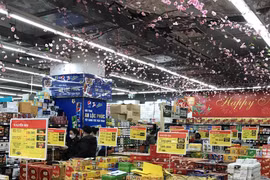 Hàng hóa đa dạng, siêu thị kéo dài thời gian bán hàng phục vụ mua sắm Tết