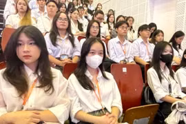 Sinh viên một trường ĐH được doanh nghiệp hỗ trợ 8 tỉ đồng học bổng