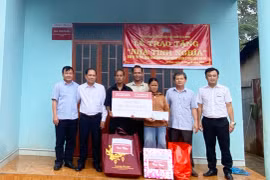 AgriBank Ia Grai-Chi nhánh Đông Gia Lai trao tặng nhà tình thương cho hộ nghèo