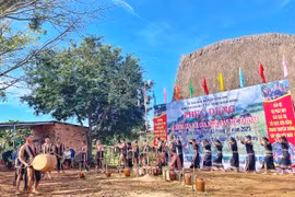 Dân làng Đak Mong mừng lúa mới