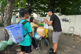 Chàng trai lượm ve chai để... tặng