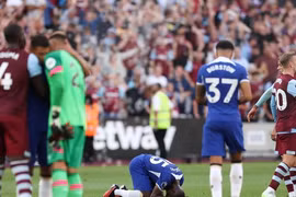 'Bom tấn' ra mắt thảm họa, Chelsea thua sốc West Ham