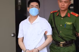 Vụ 'Chuyến bay giải cứu': Bên trong chiếc cặp bí ẩn chứa rượu hay hàng trăm ngàn USD?