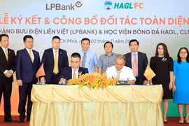 Bầu Đức có cú bắt tay lịch sử với bầu Thụy, đổi tên CLB HAGL