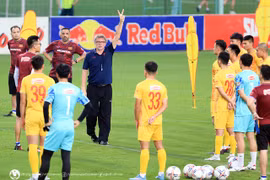 Động thái mới của HLV Troussier sau khi chốt danh sách đội tuyển Việt Nam 