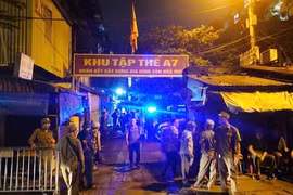 Hà Nội di dời dân ở chung cư cũ trong đêm để tránh bão số 3