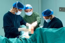 Đắp lá trị bệnh vùng kín, người đàn ông hoại tử rộng vùng sinh dục