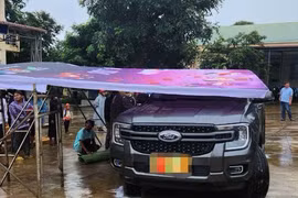 Phụ huynh lùi xe ô tô trong sân trường khiến một học sinh tử vong