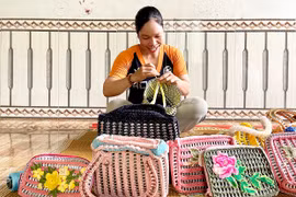 Biến nắp lon bia thành gùi, túi xách