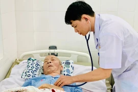 Bác sĩ Nguyễn Xuân Trung hết mình với người bệnh