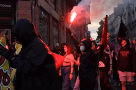 Phe cực hữu Pháp tạm dẫn đầu sau bầu cử vòng 1, Tổng thống Macron gặp khó