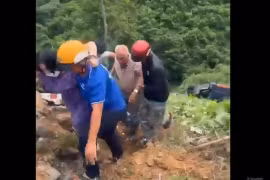 CLIP: Xe du lịch lao xuống vực, nhiều người bị thương nặng