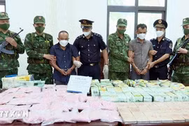 Bắt 8 đối tượng đang mang 198 kg ma túy từ Lào vào Việt Nam