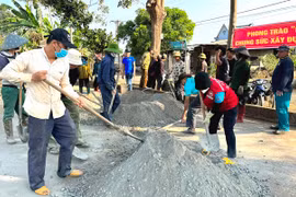 Những người lặng lẽ “vá đường”