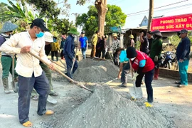 Những người lặng lẽ “vá đường”