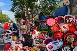 Hoa hồng tươi giảm giá, sức mua chậm trong ngày lễ Tình nhân