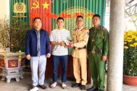 Cảnh sát giao thông trả lại ví tiền bị đánh rơi cho người dân