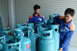 Giá gas trong nước tăng 33.000 đồng/bình 12 kg