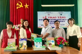 Đak Pơ: Tặng 200 bộ sách giáo khoa cho thư viện các trường học 