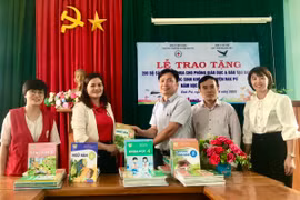 Đak Pơ: Tặng 200 bộ sách giáo khoa cho thư viện các trường học 