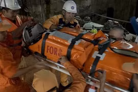 Ứng cứu 2 người xuất huyết tiêu hóa bị cô lập ở Cù Lao Chàm do biển động