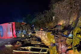 Lật xe khách tại Hòa Bình, 3 người chết, 20 người bị thương 