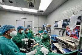 Lần đầu tiên phẫu thuật nội soi cứu bệnh nhân ung thư thận có chồi bướu