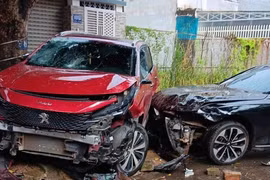 Đắk Lắk: Một người lái xe tông nhiều lần vào ô tô đang đậu trên vỉa hè