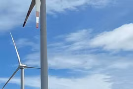 Tua-bin điện gió hàng chục tỉ đồng bốc cháy dữ dội ở Bình Thuận