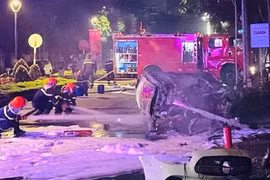 Xe Mercedes chở 6 người đâm vào bùng binh rồi bốc cháy dữ dội