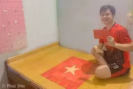 Nam sinh một tay 'vẽ' cờ Tổ quốc từ giấy chứng nhận hiến máu gây sốt mạng