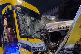 NÓNG: Xe khách Thành Bưởi và ô tô 16 chỗ tông nhau, 4 người chết, nhiều người bị thương