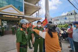 Nhân viên ngân hàng chiếm đoạt tiền vay, 18 khách hàng gánh nợ
