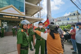 Nhân viên ngân hàng chiếm đoạt tiền vay, 18 khách hàng gánh nợ