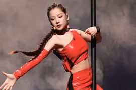 Chi Pu múa cột 'rực lửa', giành chiến thắng trước vũ công Trung Quốc