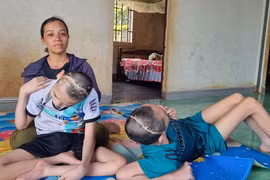 Vợ chồng nghèo nuôi 2 con bại não