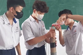 'Biến nước ngọt Sting thành tinh khiết', nhóm học sinh bất ngờ nổi tiếng trên mạng