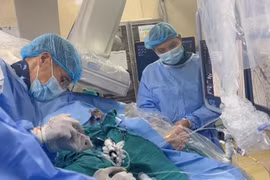 Lần đầu tiên tại Việt Nam bác sỹ thay van trong van động mạch chủ