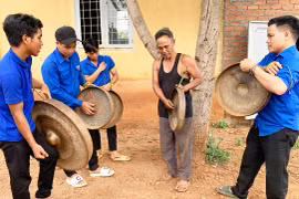 Dân làng gây quỹ mua cồng chiêng