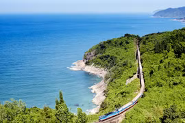 Lonely Planet vinh danh tuyến đường sắt Bắc - Nam đẹp nhất thế giới