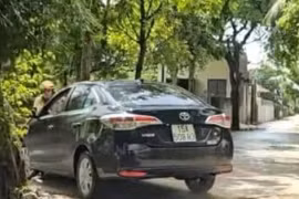 Truy tìm tài xế bỏ chạy khi vượt đèn đỏ, để mặc CSGT đu bám trên nắp ca-pô