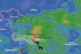 Áp thấp nhiệt đới áp sát bờ biển miền Trung, đổ bộ chiều nay