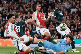 Đương kim vô địch Liverpool đè bẹp West Ham, Arsenal dội mưa bàn thắng ở League Cup