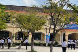 Phụ huynh xông vào lớp đánh học sinh lớp 8 nói lời xin lỗi