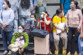 Cả gia đình 10 người đi làm thủ tục nhập học cùng con