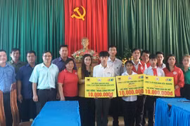 Trao học bổng Nâng cánh ước mơ cho học sinh nghèo vượt khó 