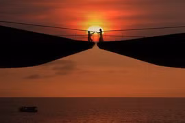 CNN ca ngợi cây cầu mới ở Việt Nam dành để hôn chứ không phải để đi